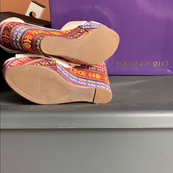 Madden Girl Wedge - White w/ Aztec Print! - Picture 4 of 6